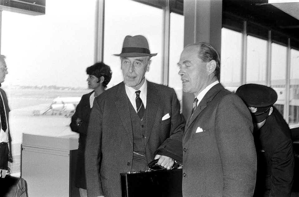 Lord Mountbatten arriveert op Schiphol. Rechts captain Franklin , attache van de, Bestanddeelnr 922-8293