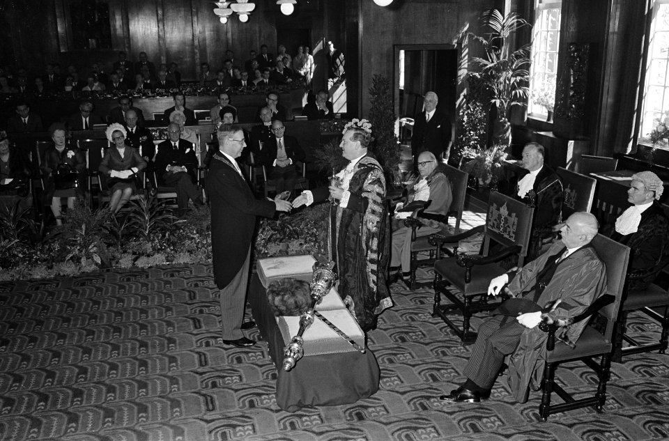 Lord Mayor van Londen geeft burgemeester Van Hall een geschenk, Bestanddeelnr 917-7927