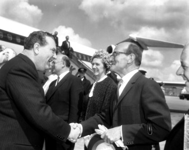 Lord Mayor van Londen, Sir James Milles arriveert op Schiphol, Bestanddeelnr 917-7931