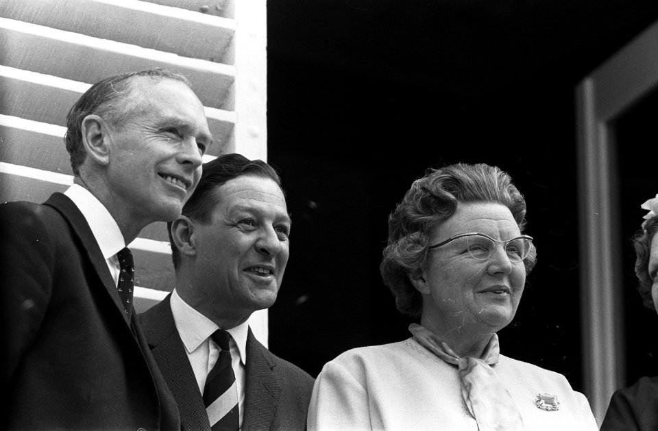 Lord Home met echtgenote op Paleis Soestdijk ontvangen Lord Home , dr Bernard R, Bestanddeelnr 915-3630