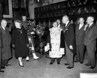 Lord Provost van Glasgow bezoekt Den Haag , v.l.n.r. mrs. Myer Galpern , doedelz, Bestanddeelnr 910-8653