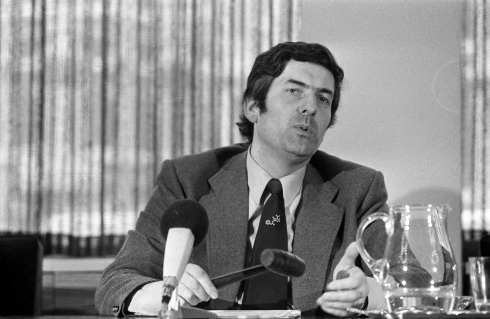 Lubbers tijdens de persconferentie, Bestanddeelnr 926-9559