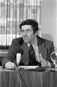 Lubbers tijdens de persconferentie, Bestanddeelnr 926-9561