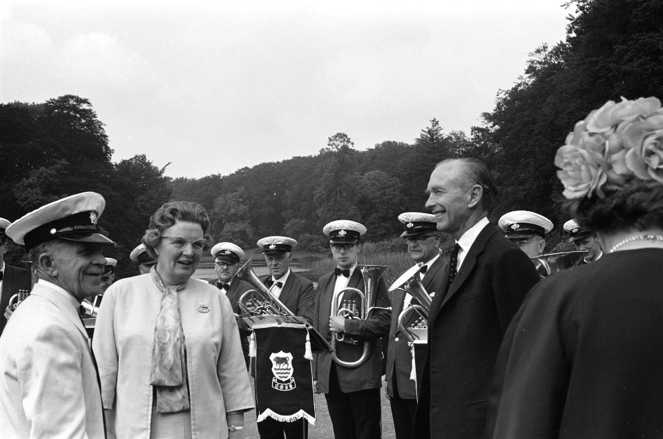 Lord Home met echtgenote op Paleis Soestdijk ontvangen De dirigent H M met Lor, Bestanddeelnr 915-3626