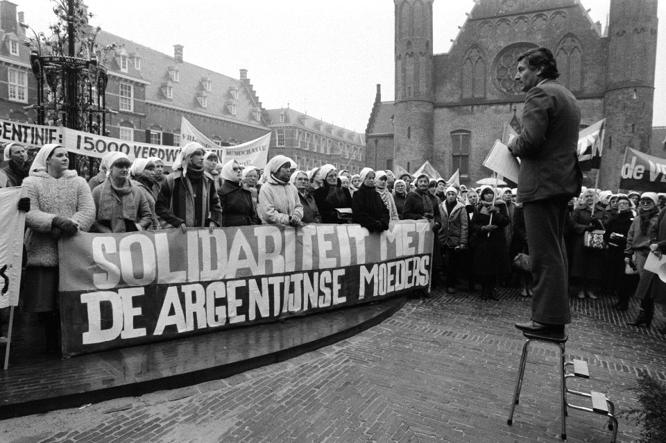Lubbers spreekt met sympathisanten van de Dwaze moeders van Argentinië die demon, Bestanddeelnr 931-2780
