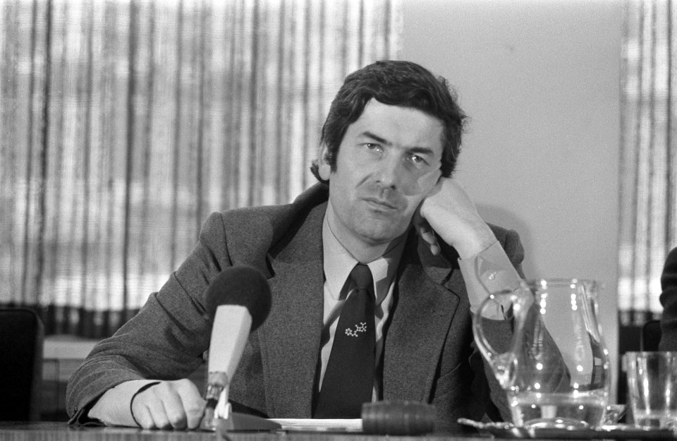 Lubbers tijdens de persconferentie, Bestanddeelnr 926-9560