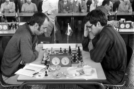 Lubomir Kavalek (Tsjecho-Slowakije) tegen Hans Ree (r), Bestanddeelnr 922-6474