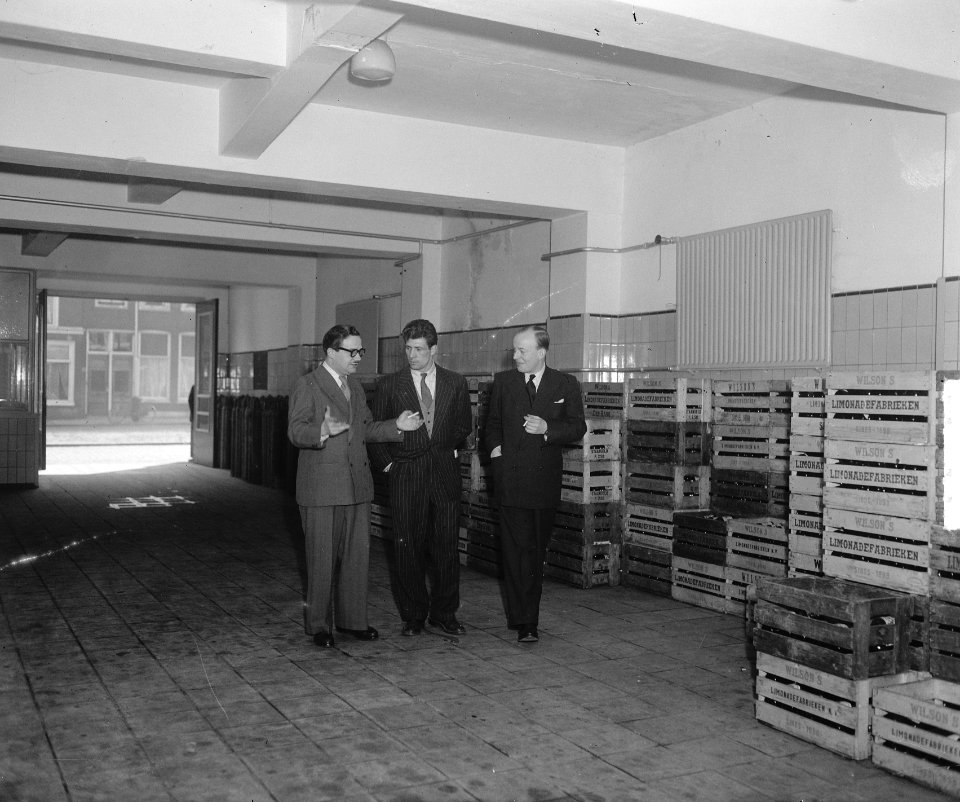 Luc van Dam (bokser) werkzaam in limonadefabriek, Bestanddeelnr 903-2842
