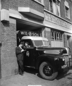 Luc van Dam (bokser) werkzaam in limonadefabriek, Bestanddeelnr 903-2839