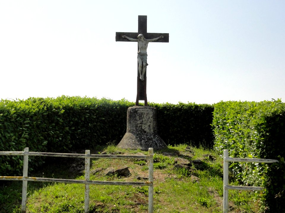 Lucé-sous-Ballon (Sarthe) croix de chemin