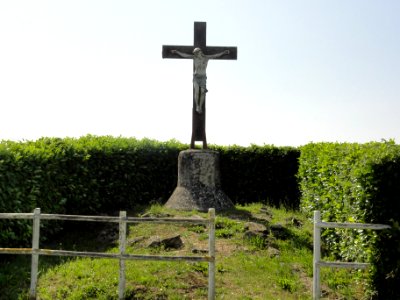 Lucé-sous-Ballon (Sarthe) croix de chemin