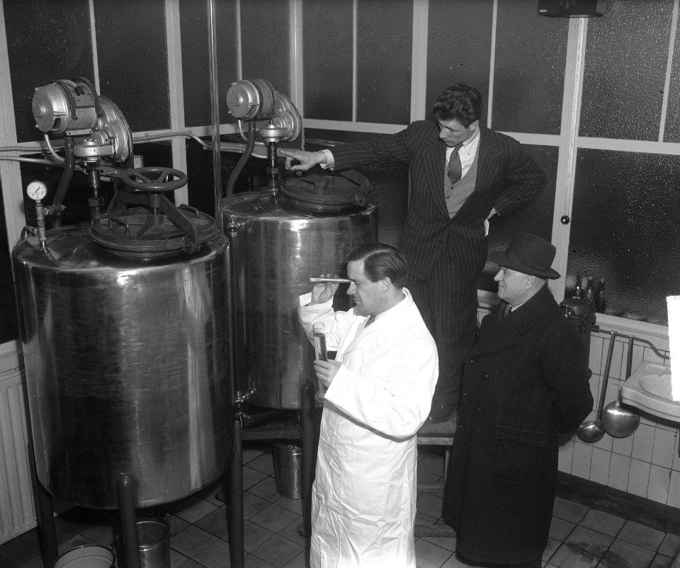 Luc van Dam (bokser) werkzaam in limonadefabriek, Bestanddeelnr 903-2840
