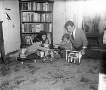 Luc Van Dam thuis spelend met kinderen, Bestanddeelnr 903-2233