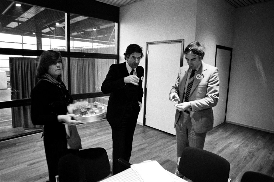 Lubbers (l) en de Boer drinken een borrel, Bestanddeelnr 930-5883