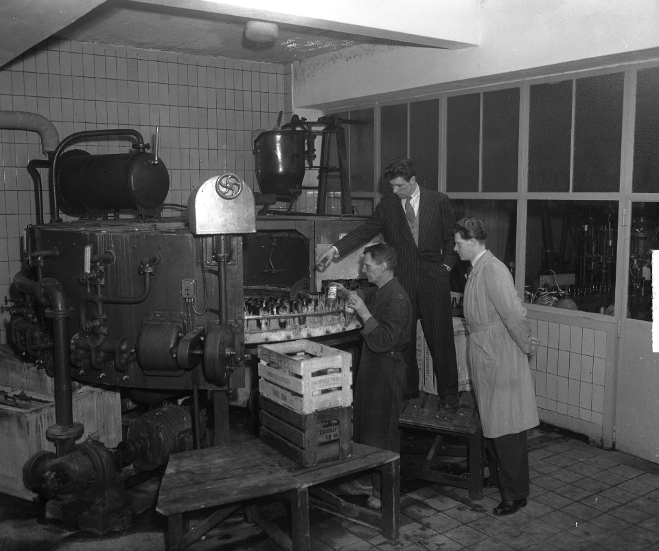 Luc van Dam (bokser) werkzaam in limonadefabriek, Bestanddeelnr 903-2838