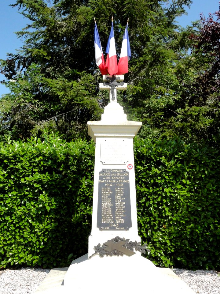 Lucé-sous-Ballon (Sarthe) monument aux morts