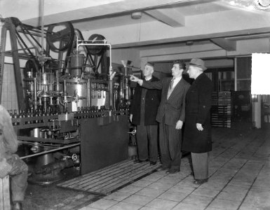 Luc van Dam (bokser) werkzaam in limonadefabriek, Bestanddeelnr 903-2836