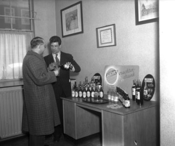 Luc van Dam (bokser) werkzaam in limonadefabriek, Bestanddeelnr 903-2837