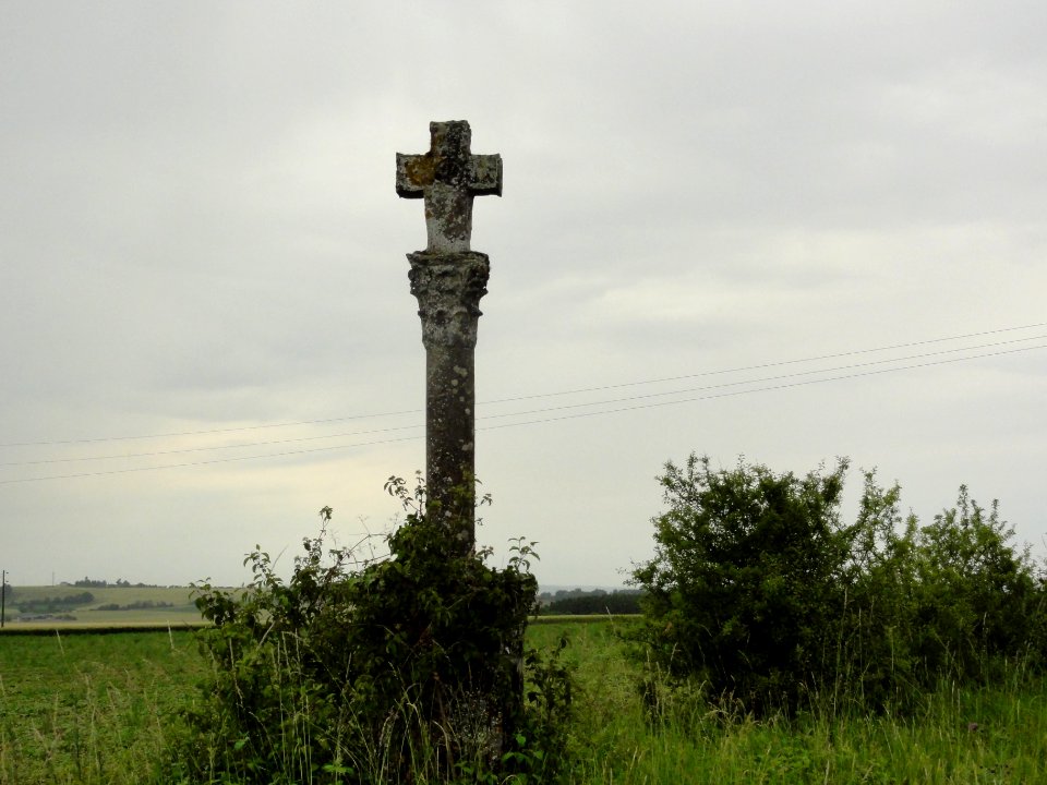 Louvigny (Sarthe) croix de chemin
