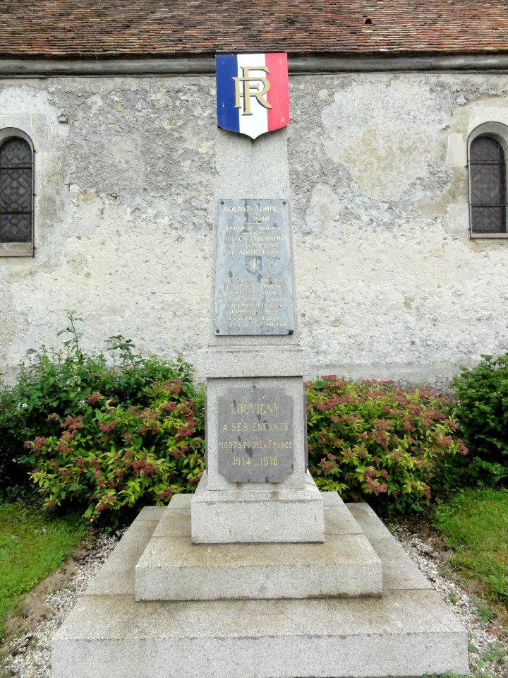 Louvigny (Sarthe) monument aux morts