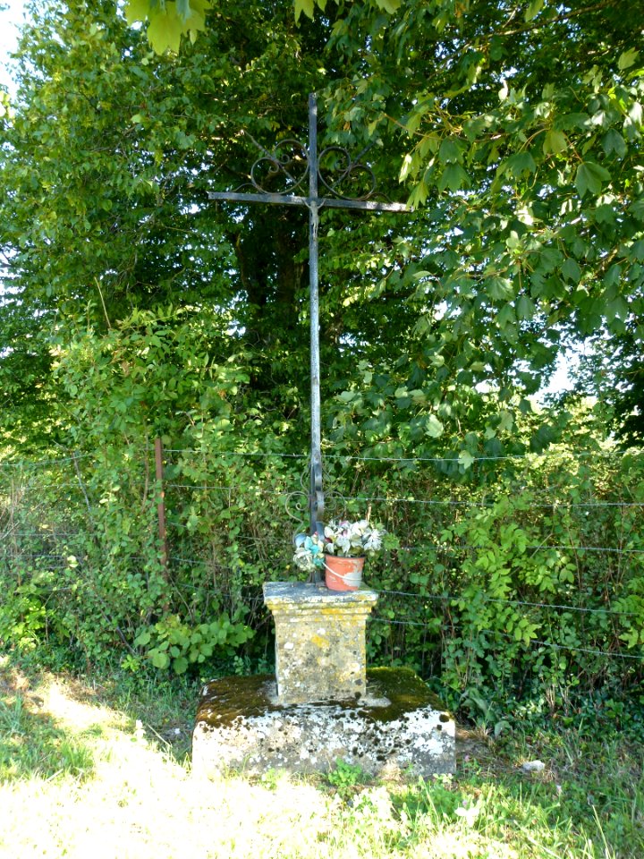 Louvergny (Ardennes) croix de chemin