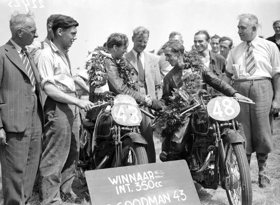 Lous van Rijswijk (rechts), feliciteer de winnaar van de 350cc Peter Goodman, Bestanddeelnr 902-2425