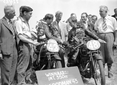 Lous van Rijswijk (rechts), feliciteer de winnaar van de 350cc Peter Goodman, Bestanddeelnr 902-2425