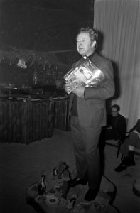 LP en boek van Klatergoud, gepresenteerd Amsterdam, Jelle de Vries, Bestanddeelnr 925-2414