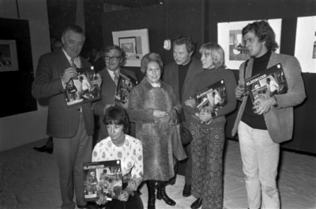LP en boek van Klatergoud, gepresenteerd Amsterdam, vlnr Peter Aryans , Pi, Bestanddeelnr 925-2413