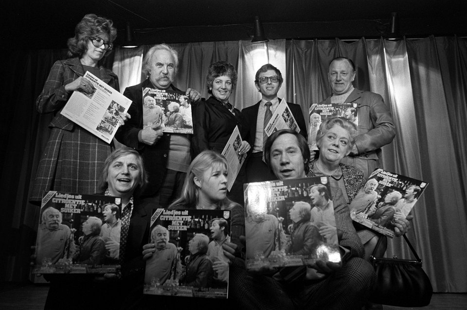 LP van 'Citroentje met suiker', Staand Ronnie Bierman, Lex Goudsmit, Piet Römer, Bestanddeelnr 926-1312