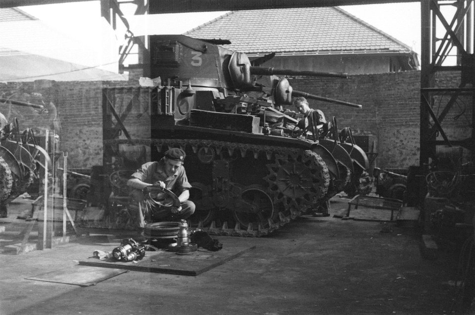 LTD hoofdwerkplaats 81 te Bandoeng Onderhoud aan een M2 Stuart Tank, Bestanddeelnr 66-1-2
