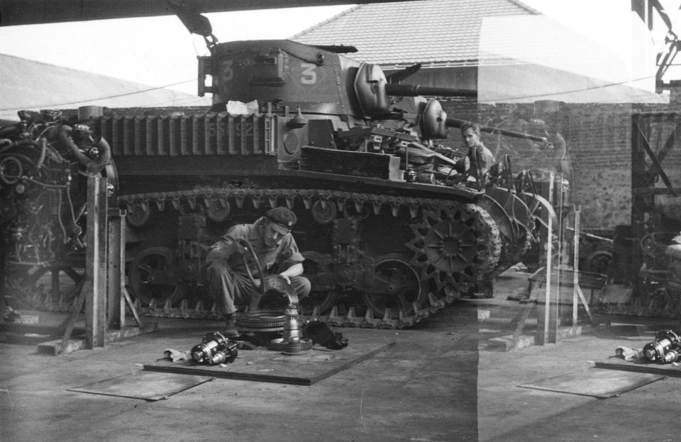 LTD hoofdwerkplaats 81 te Bandoeng Onderhoud aan een M2 Stuart Tank, Bestanddeelnr 66-1-1
