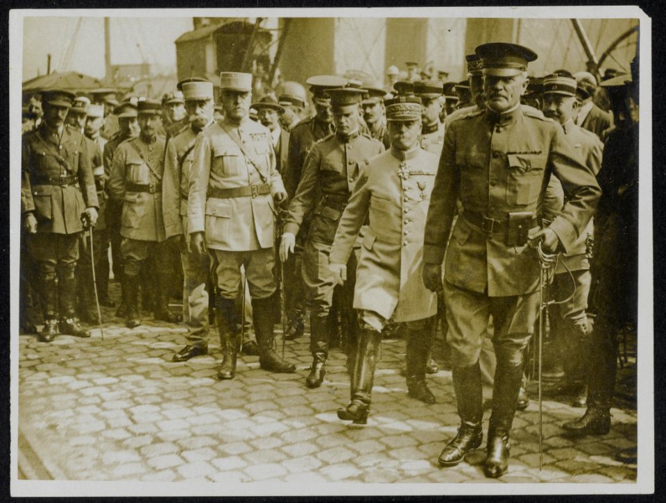 Lt. Gen. Pershing (Chief of American Expeditionary Force) landing off the boat i, Bestanddeelnr 158-0951