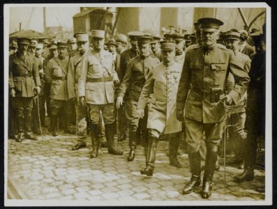 Lt. Gen. Pershing (Chief of American Expeditionary Force) landing off the boat i, Bestanddeelnr 158-0951