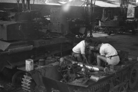 LTD hoofdwerkplaats 81 te Bandoeng Onderhoud aan een M2 Stuart Tank, Bestanddeelnr 66-1-3