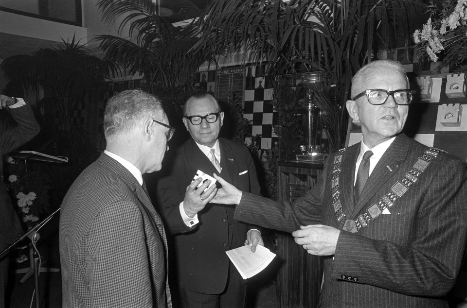 Loting 31e Hoogovenschaaktoernooi te Wijk aan Zee burgemeester Bruinsma (rechts), Bestanddeelnr 922-0112