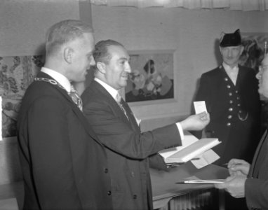 Loting in Stadsmuseum te Amsterdam voor wereldschaaktoernooi. Najdorf en burgeme, Bestanddeelnr 904-2884