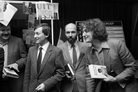 Loting IBM-schaaktoernooi in Crest Hotel in Amsterdam, v.l.n.r. wereldkampioen K, Bestanddeelnr 931-4856