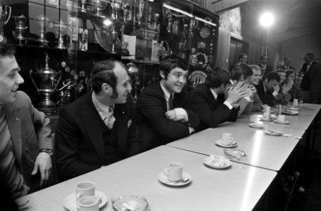 Loting voor halve finales Europa Cup I voetbal in Rome. Feyenoordspelers tevrede, Bestanddeelnr 923-3676
