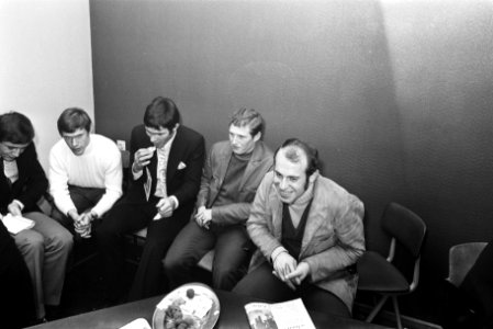 Loting in de kwartfinales voor de Europacup voetbal. Feyenoord lootte tegen Vorw, Bestanddeelnr 923-0647