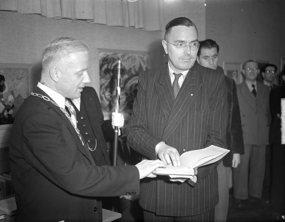 Loting in Stadsmuseum te Amsterdam voor wereldschaaktoernooi. Max Euwe en burgem, Bestanddeelnr 904-2883