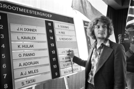 Loting IBM schaaktoernooi Jan Timman tijdens loting, Bestanddeelnr 929-2441