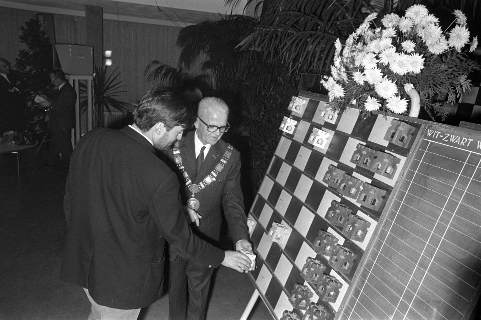 Loting 31e Hoogovenschaaktoernooi te Wijk aan Zee burgemeester Bruinsma en Lange, Bestanddeelnr 922-0110
