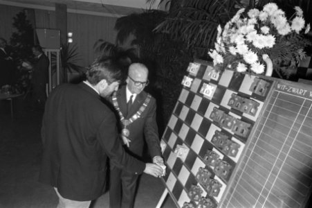 Loting 31e Hoogovenschaaktoernooi te Wijk aan Zee burgemeester Bruinsma en Lange, Bestanddeelnr 922-0110
