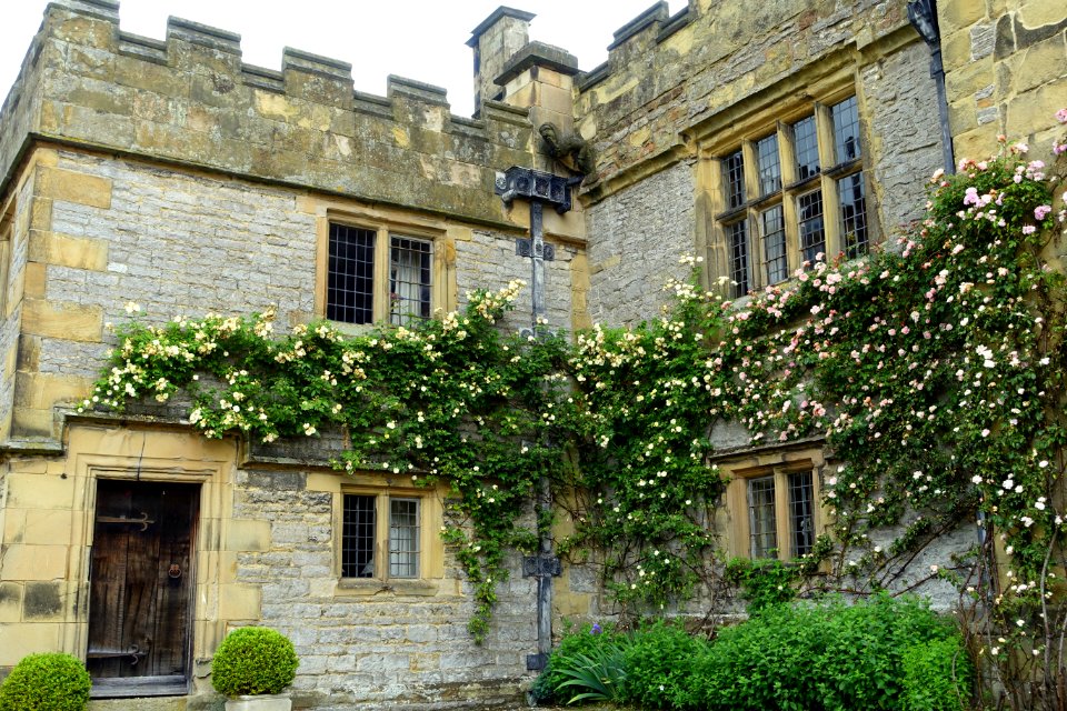 Lower Courtyard - Haddon Hall - Bakewell, Derbyshire, England - DSC02476