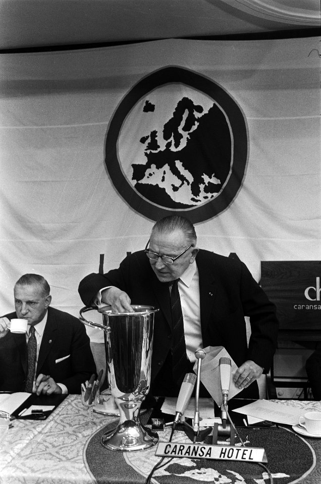 Loting voor achtste finale van Europa Cup 1 en 2 in Caransa Hotel te Amsterdam , Bestanddeelnr 923-9008