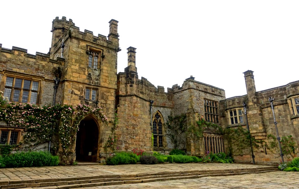 Lower Courtyard - Haddon Hall - Bakewell, Derbyshire, England - DSC02461