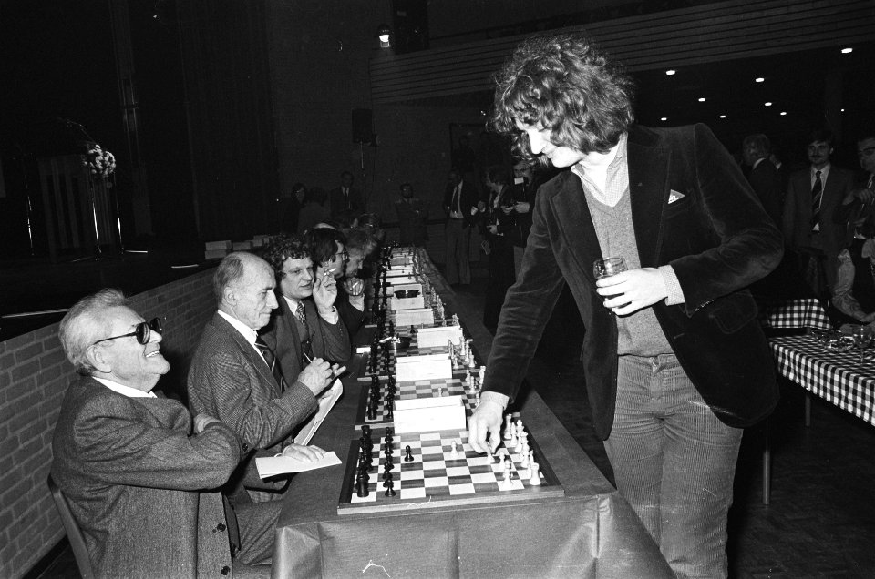 Loting Hoogovenschaaktoernooi Jan Timman speelt simultaan, Bestanddeelnr 930-0803