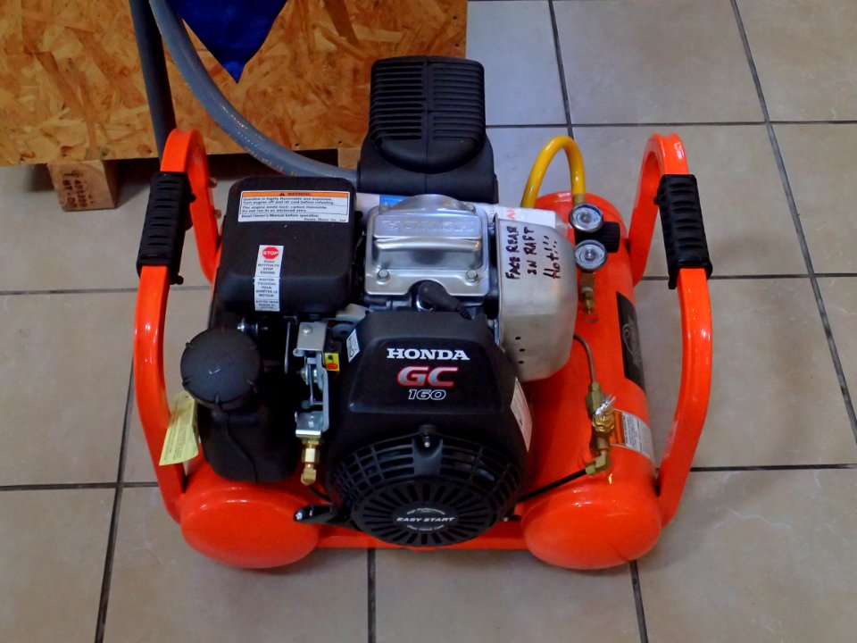 Low pressure breathing air compressor P8160075