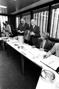 Loting lijstnummers nieuw verkiezingen deelnemende partijen voor Kiesraad Den Haag voorzitter Fransen, links Van Ommen Kloeke, Bestanddeelnr 931-4355